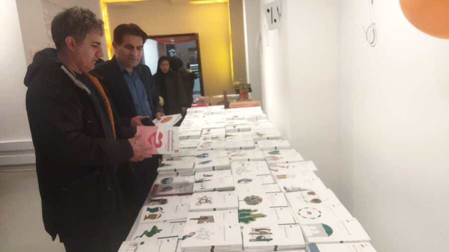 نمایشگاه کتاب به مناسبت هفته کتاب و کتابخوانی در سنندج برپا شد