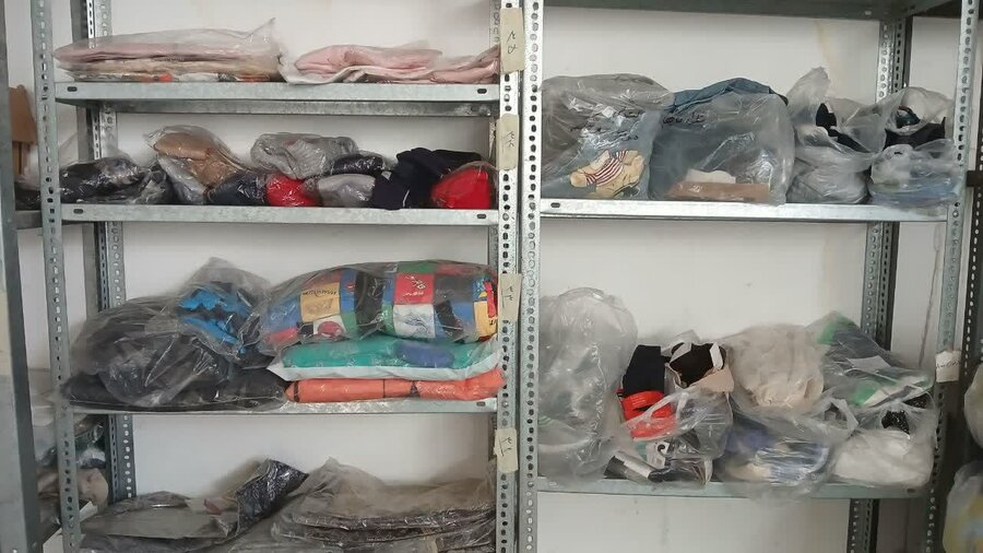 توزیع لباس گرم میان مددجویان بهزیستی سنندج / پویش "گرمای دل‌ها"