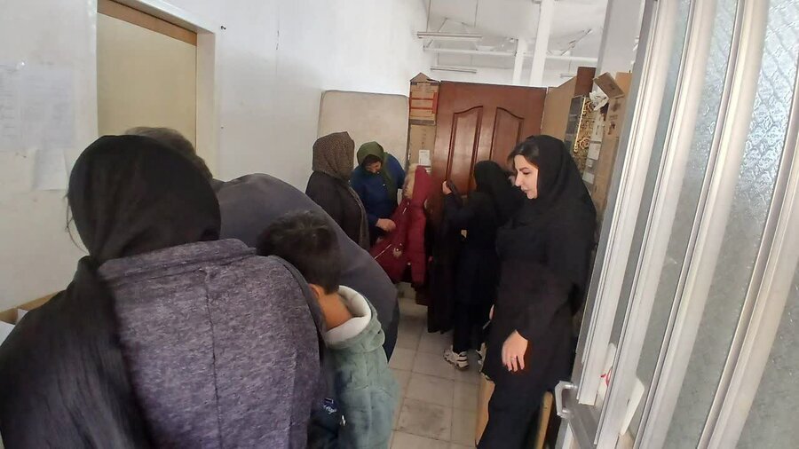 توزیع لباس گرم میان مددجویان بهزیستی سنندج / پویش "گرمای دل‌ها"