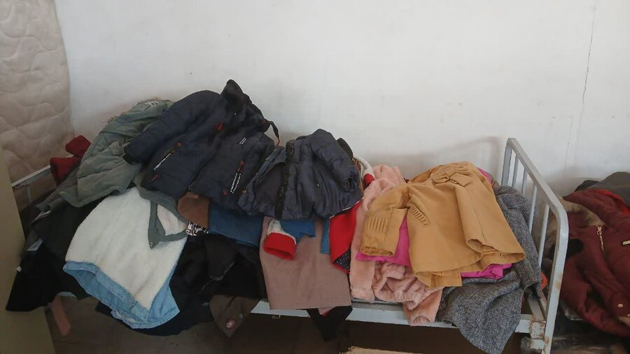 توزیع لباس گرم میان مددجویان بهزیستی سنندج / پویش "گرمای دل‌ها"