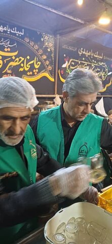 گزارش تصویری/ شام شهادت حضرت زهرا س و خدمت مدیر کل بهزیستی قم به زائران