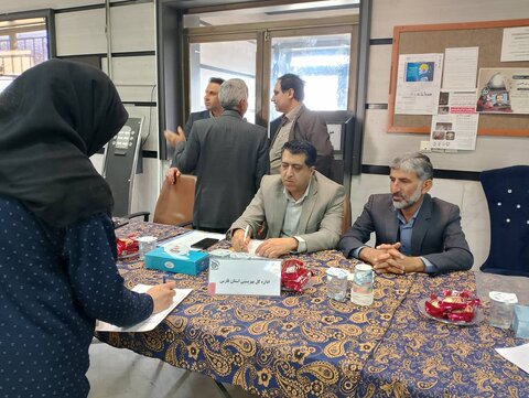 حضور رئیس اداره پذیرش به همراه مسئول بسیج اداره‌کل در برنامه میز خدمت استانداری فارس به مناسبت هفته بسیج