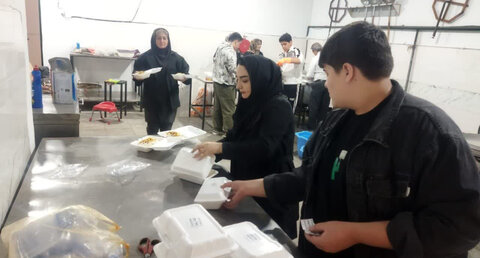 کرج | توزیع ۲۵۰ پرس غذای گرم به مناسبت شب شهادت حضرت زهرا (س)