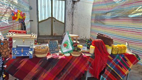 نمایشگاه صنایع‌دستی و محصولات غذایی به مناسبت هفته بسیج در سروآباد برپا شد