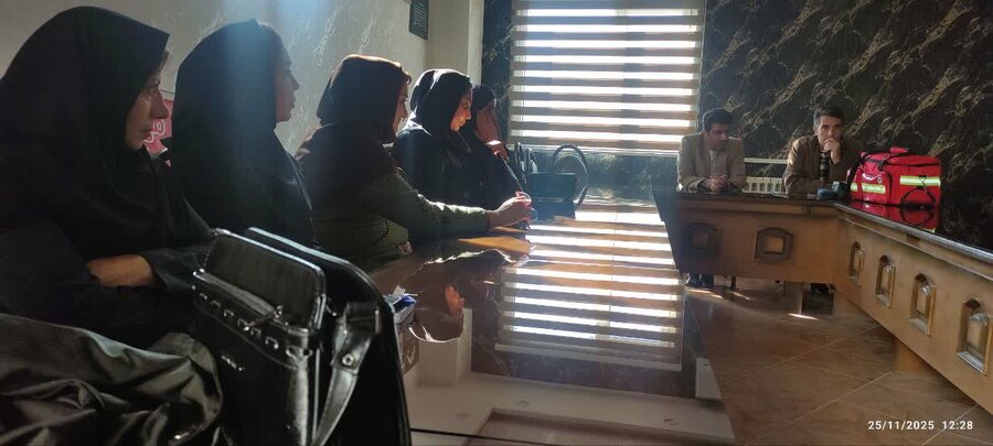 برگزاری جلسه آموزشی کنترل قند و فشار خون در بهزیستی سقز 