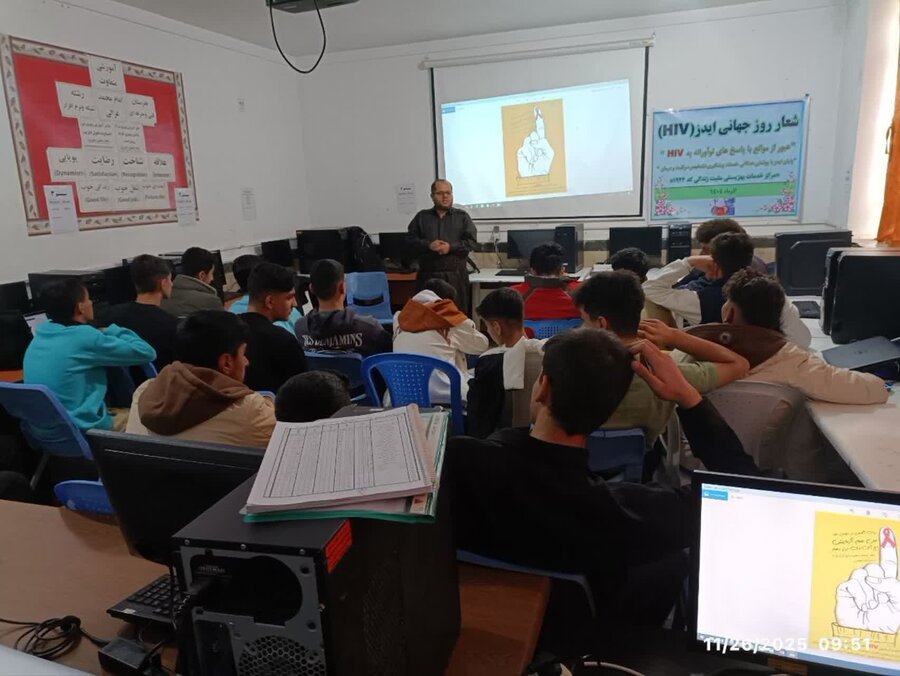 کارگاه آموزشی پیشگیری از HIV/ایدز در هنرستان امام محمد غزالی دیواندره برگزار شد