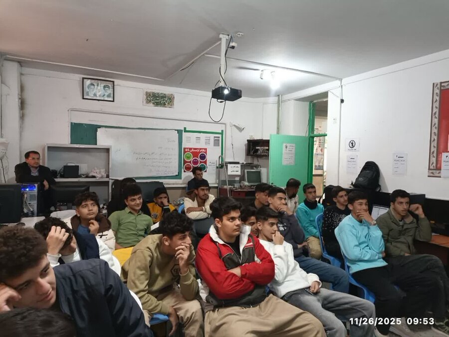 کارگاه آموزشی پیشگیری از HIV/ایدز در هنرستان امام محمد غزالی دیواندره برگزار شد