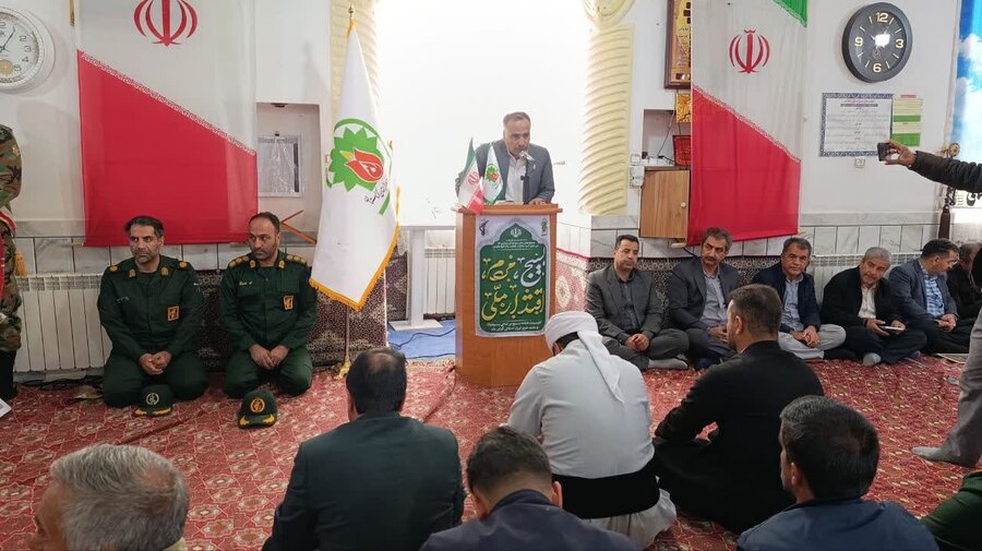 میز خدمت بهزیستی در مسجد جامع شهر سنته سقز به مناسبت هفته بسیج برگزار شد 