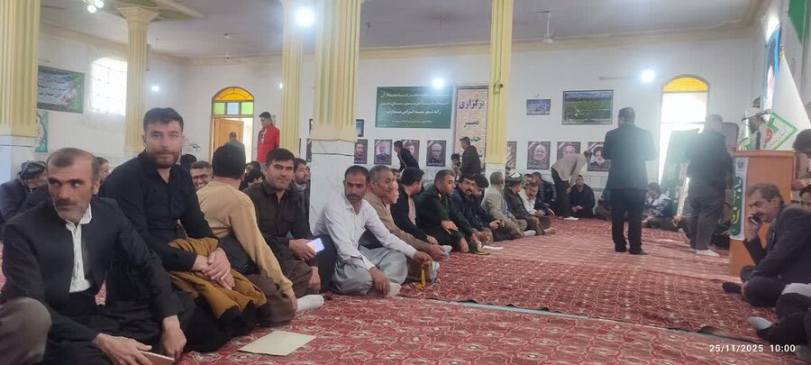 میز خدمت بهزیستی در مسجد جامع شهر سنته سقز به مناسبت هفته بسیج برگزار شد