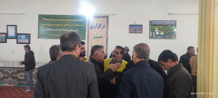 میز خدمت بهزیستی در مسجد جامع شهر سنته سقز به مناسبت هفته بسیج برگزار شد