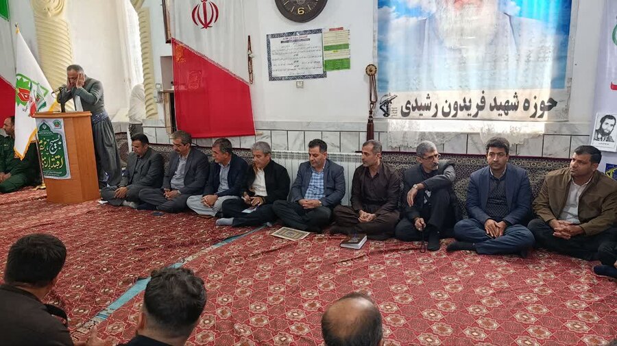 میز خدمت بهزیستی در مسجد جامع شهر سنته سقز به مناسبت هفته بسیج برگزار شد 