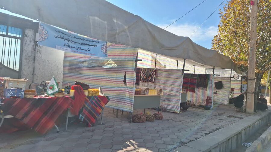 نمایشگاه صنایع‌دستی و محصولات غذایی به مناسبت هفته بسیج در سروآباد برپا شد