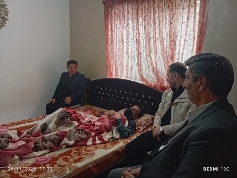 عیادت از همکار بسیجی در بستر بیماری به مناسبت هفته بسیج