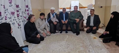 بازدید از منزل خانواده دارای دو معلول توسط مسئولین شهرستان شاهین دژ