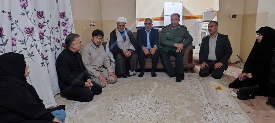 بازدید از منزل خانواده دارای دو معلول توسط مسئولین شهرستان شاهین دژ