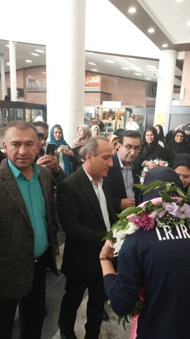 تجلیل سرپرست اداره کل بهزیستی کهگیلویه و بویراحمد از «نهال زکی‌زاده»؛ بانوی طلایی المپیک ناشنوایان