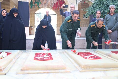 هفته گرامیداشت افراد دارای معلولیت بهزیستی مازندران با عطرافشانی گلزار هشت شهید خوشنام در موزه دفاع مقدس ساری آغاز شد