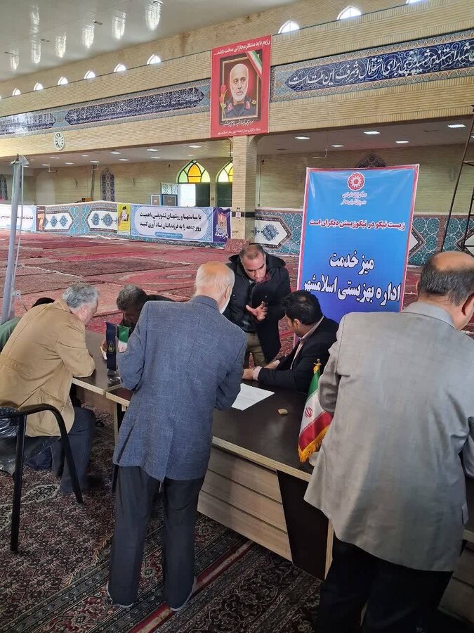 اسلامشهر| میز خدمت با حضور رئیس اداره و استقرار تیم اورژانس اجتماعی 