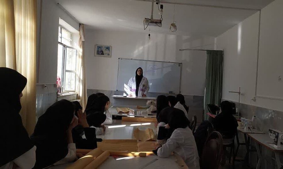 برنامه آموزشی معرفی اورژانس اجتماعی ۱۲۳ در هنرستان عترت سریش‌آباد قروه برگزار شد 