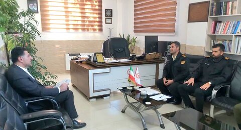 جلسه هم‌اندیشی ، تشریک مساعی و امضای تفاهم نامه در خصوص کنترل و کاهش آسیب های اجتماعی با پرسنل نیروی انتظامی شهرستان