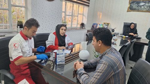 پویش سلامت در سروآباد؛ غربالگری قند خون کارکنان بهزیستی انجام شد