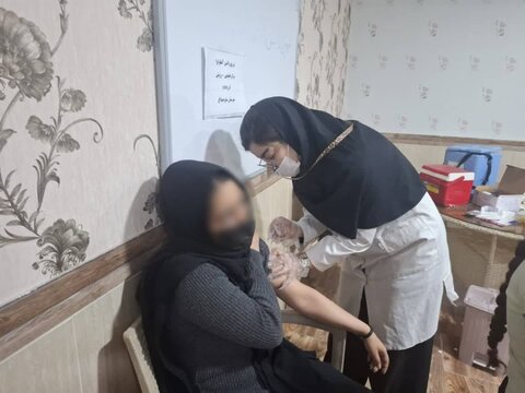 اجرای برنامه پیشگیرانه تزریق واکسن آنفولانزا در مراکز توانبخشی روزانه بهزیستی شهرستان ساوجبلاغ