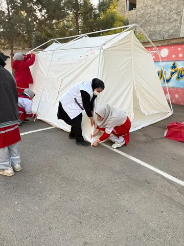 حضور کارشناسان اورژانس اجتماعی و تیم محب در مانور زلزله مدرسه دخترانه  فرزانگان