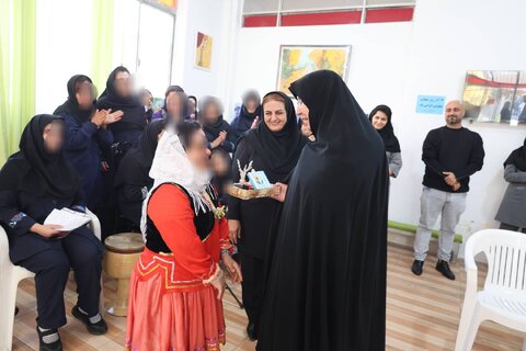 لحظاتی به یادماندنی؛ دیدار صمیمانه سرپرست اداره کل بهزیستی مازندران با دختران توان‌یاب مرکز "فرشتگان" ساری 