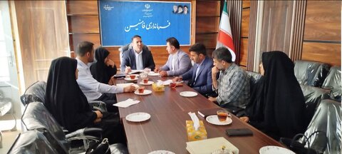 جلسه مشترک فرماندار با کمیته امداد و بهزیستی در خصوص کاهش آسیب‌های اجتماعی در شهرستان فامنین