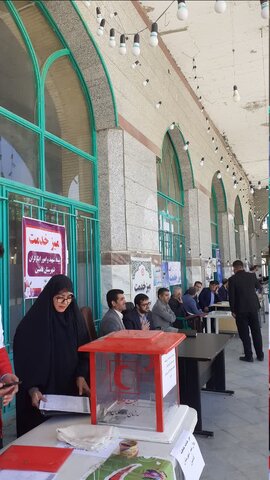 استقرار میز خدمت در مصلای اعظم شهرستان فامنین به مناسبت هفته بسیج