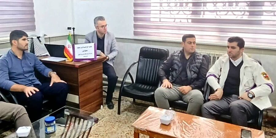 حضور مسئول اورژانس اجتماعی پیرانشهر در مدرسه پسرانه و آگاه‌سازی معلمان درباره خدمات این مرکز