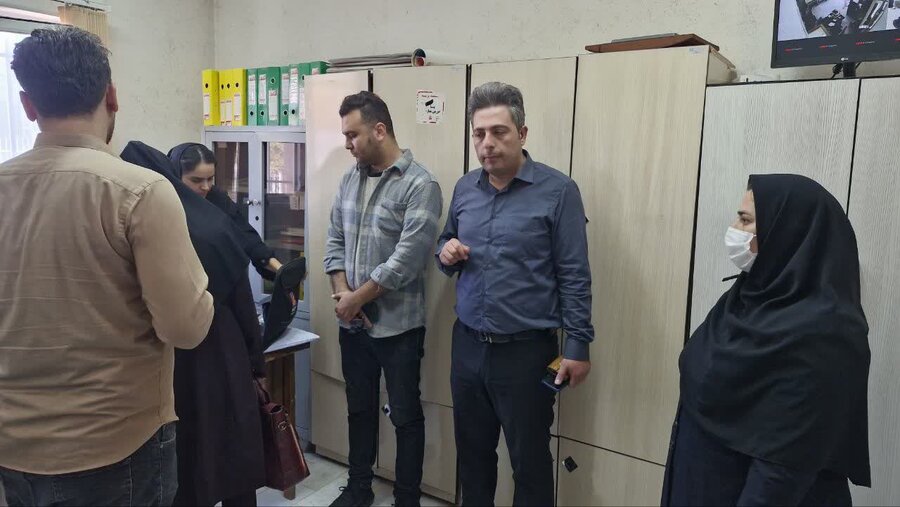 پارس آباد|بازدید معاون اداره بهزیستی به همراه کارشناس پیشگیری از معلولیتهای شهرستان پارس آباد از جرای طرح غربالگری بینایی کودکان  ۳ تا ۶ سال