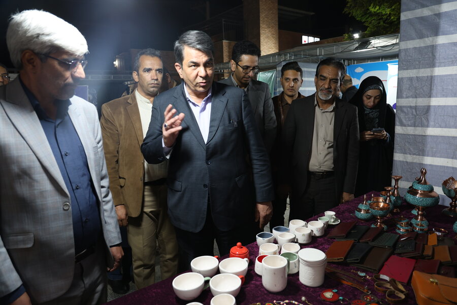 بازدید استاندار و مدیرکل بهزیستی استان کرمان از نمایشگاه توانمندی‌های افراد دارای معلولیت در مجموعه نگاه آفتاب مهر