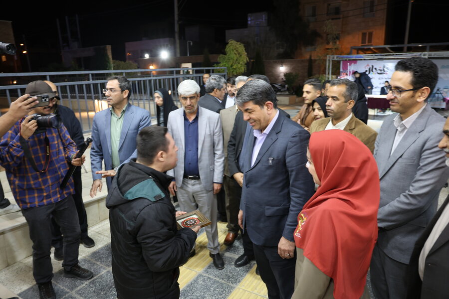 بازدید استاندار و مدیرکل بهزیستی استان کرمان از نمایشگاه توانمندی‌های افراد دارای معلولیت در مجموعه نگاه آفتاب مهر