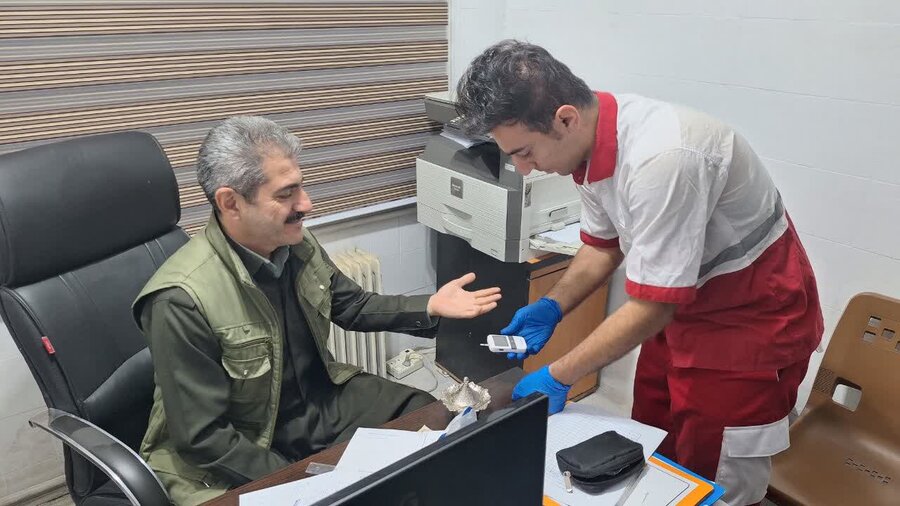پویش سلامت در سروآباد؛ غربالگری قند خون کارکنان بهزیستی انجام شد