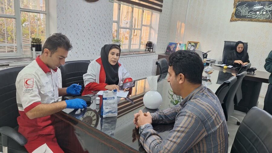 پویش سلامت در سروآباد؛ غربالگری قند خون کارکنان بهزیستی انجام شد
