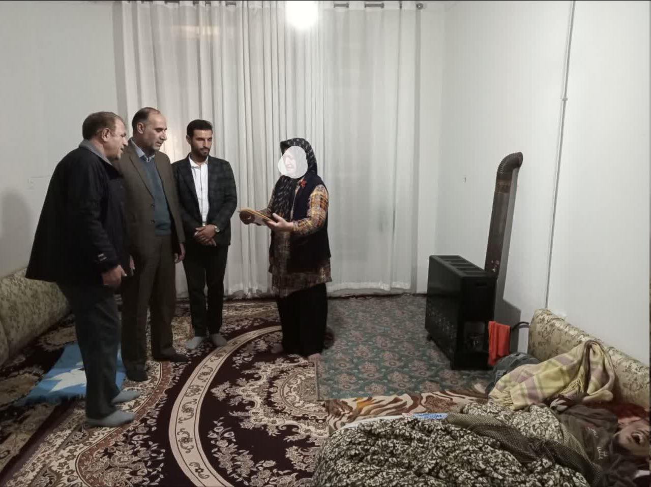 تقدیر از مادر سالمند اسدآبادی که سرپرستی  فرزند معلول را برعهده دارد