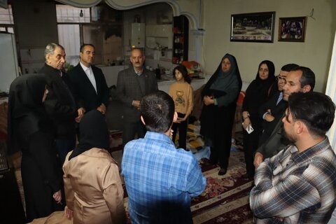 حضور حاج‌علی‌بیگی فرماندار اراک به همراه اله‌دادی مدیرکل بهزیستی استان در منزل  خانواده دارای چهار عضو دارای معلولیت