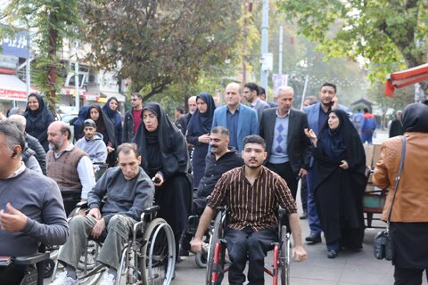 گردهمایی ویلچرسواران در پیاده‌راه فرهنگی رشت