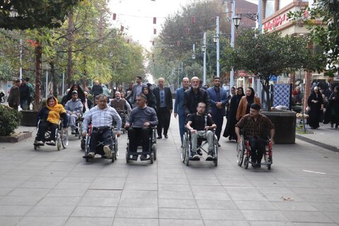 گردهمایی ویلچرسواران در پیاده‌راه فرهنگی رشت