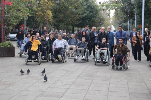 گردهمایی ویلچرسواران در پیاده‌راه فرهنگی رشت