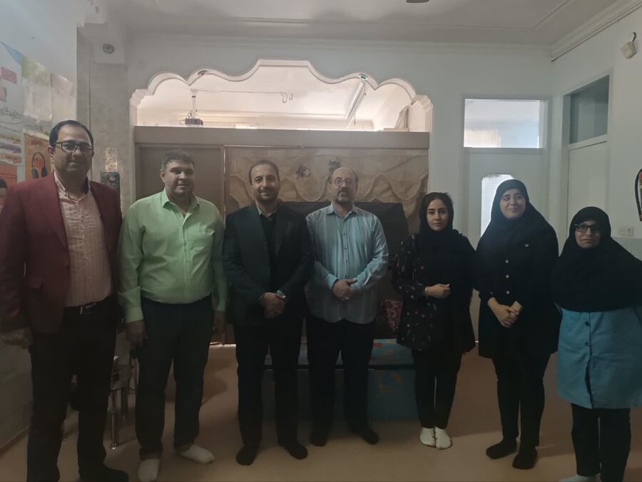 بازدید رئیس  به همراه کارشناس مسئول واحد توانبخشی بهزیستی از تمرین نمایش تئاتر معلولین برای جشنواره منطقه‌ای