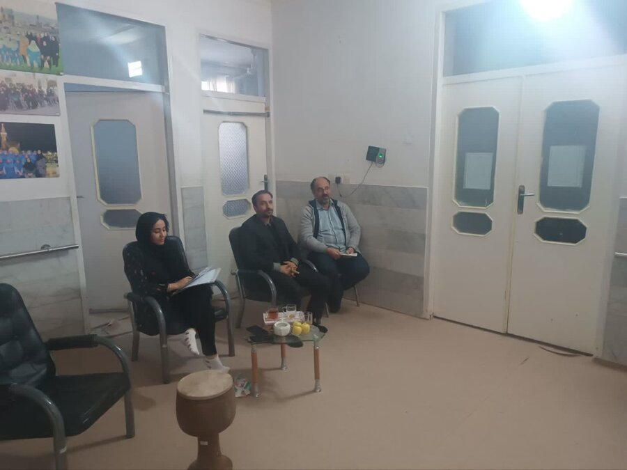 بازدید رئیس  به همراه کارشناس مسئول واحد توانبخشی بهزیستی از تمرین نمایش تئاتر معلولین برای جشنواره منطقه‌ای