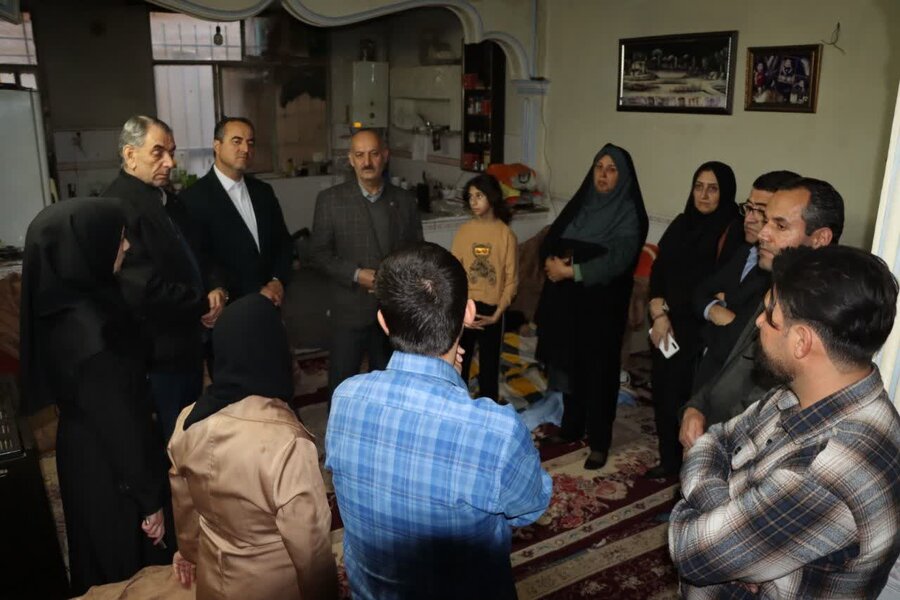 حضور حاج‌علی‌بیگی فرماندار اراک به همراه اله‌دادی مدیرکل بهزیستی استان در منزل  خانواده دارای چهار عضو دارای معلولیت