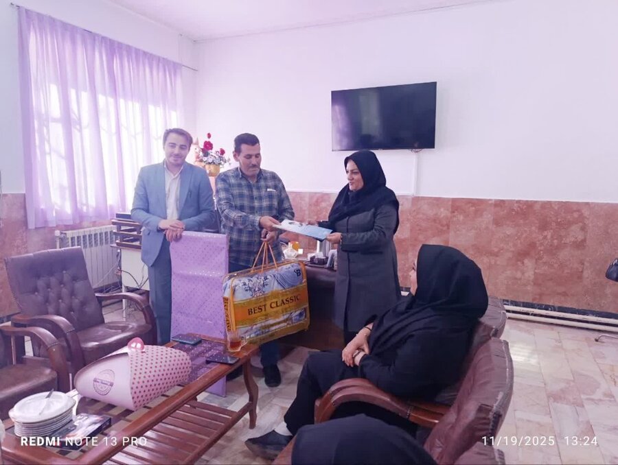 گرمی| تجلیل از همکار بازنشسته عامل ذیحساب در اداره برگزار شد