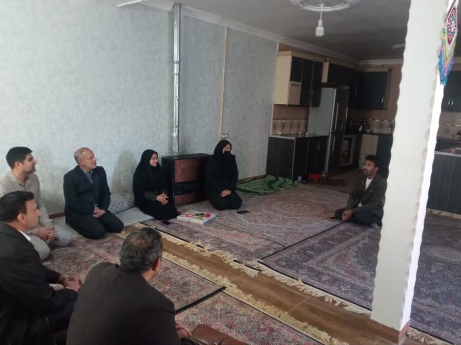 دیدار رئیس اداره بهزیستی شهرستان نرماشیر با هنرمند دارای معلولیت