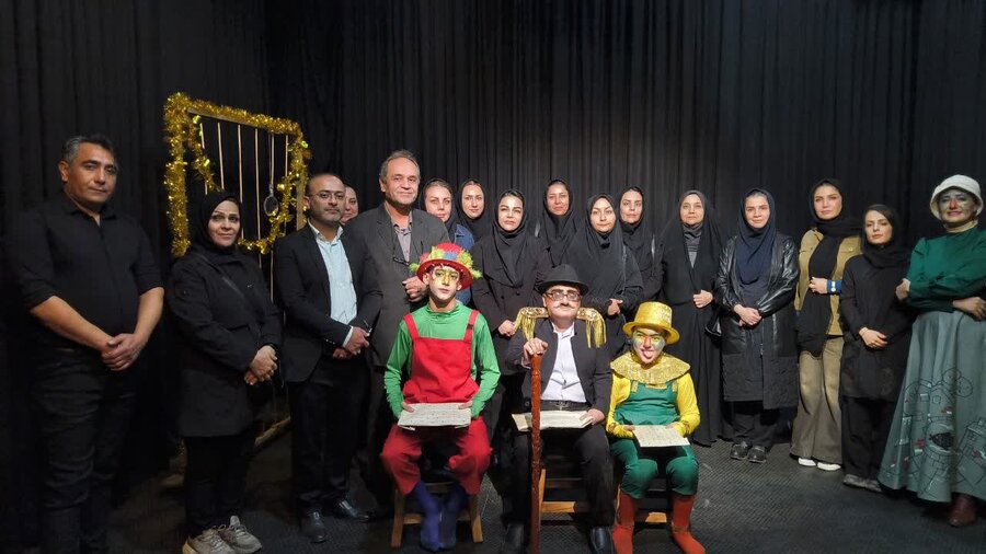حضور مدیرکل و مدیران بهزیستی استان قزوین در اجرای تئاتر پند طوطی