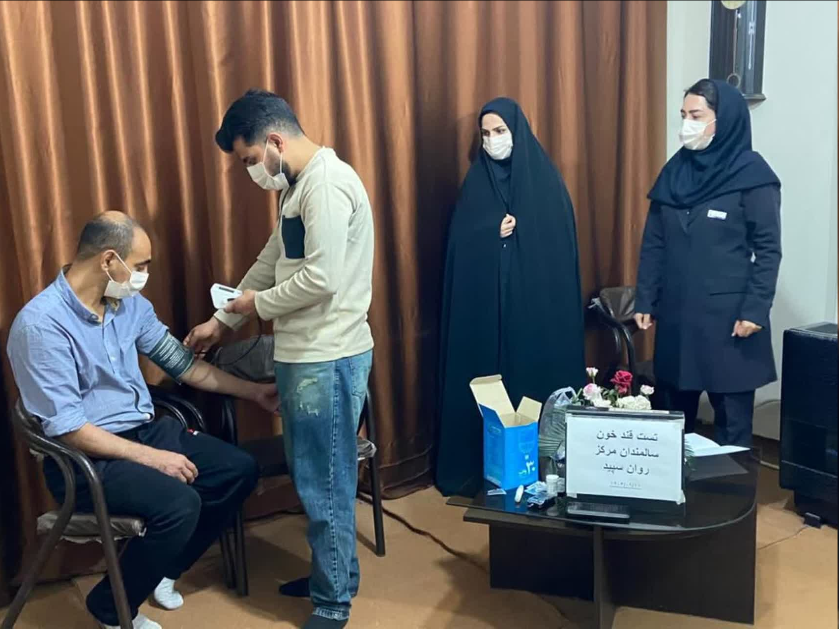 انجام آزمایش قند خون سالمندان مرکز روان سپید شهرستان اسدآباد به مناسبت هفته معلولین