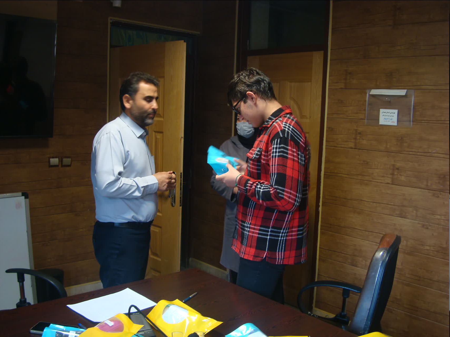 اجرای طرح غربالگری بینایی کودکان تحت پوشش بهزیستی ملایر با همکاری گروه جهادی