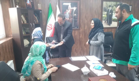 اشتهارد | اهداء تبلت به دانش آموز دارای معلولیت تحت پوشش بهزیستی